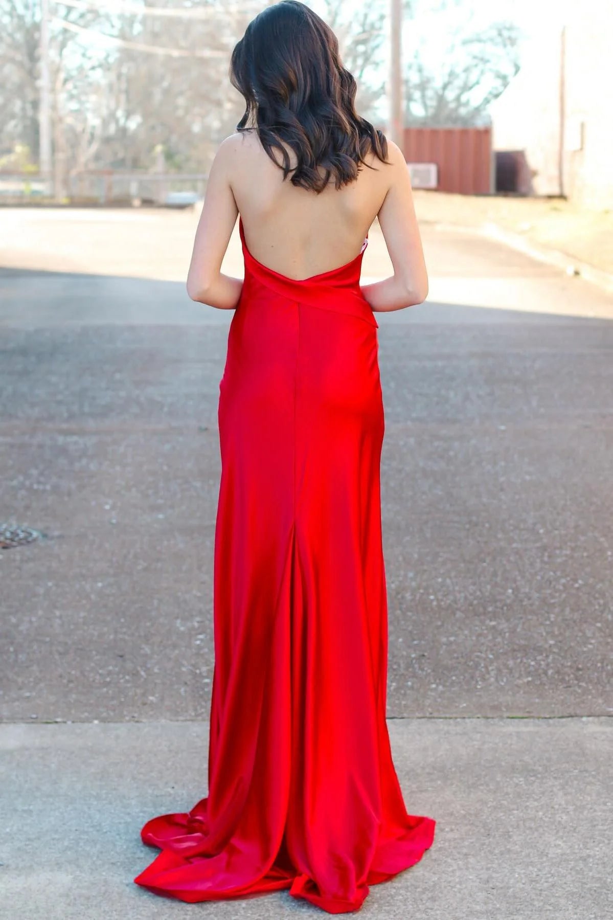 Robe de soirée ajustée en satin rouge à dos nu et dos nu avec fente